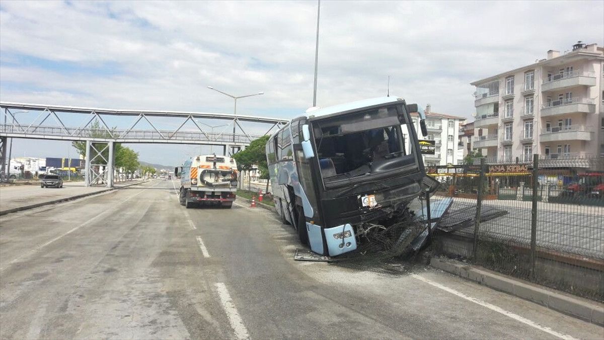 AK Partilileri Taşıyan Otobüs Kaza Yaptı: 41 Kişi Yaralı