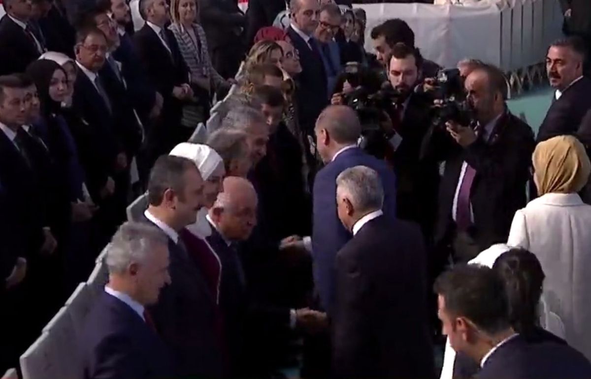 Bülent Arınç, AK Parti Kongresinde! Erdoğan'ı Salon Girişinde Karşıladı