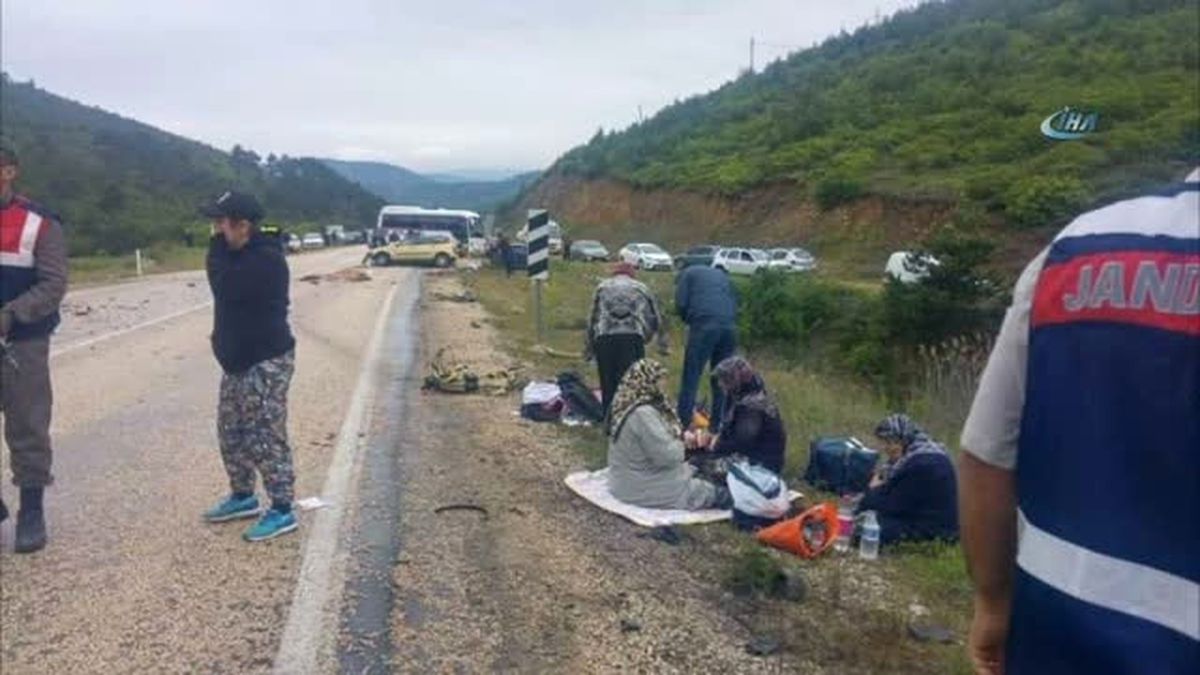Bursa'da Midibüs ile Otomobil Çarpıştı: Ölü ve Yaralılar Var