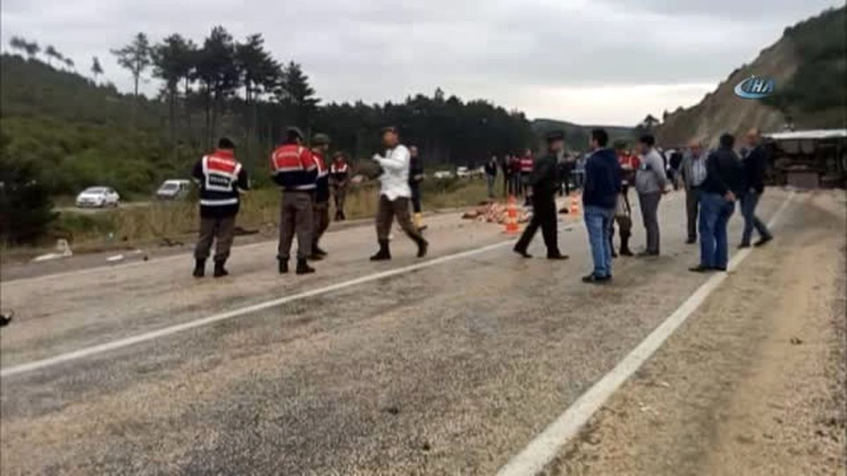 Minibüs ile Otomobil Çapıştı: 3 Ölü, Çok Sayıda Yaralı Var