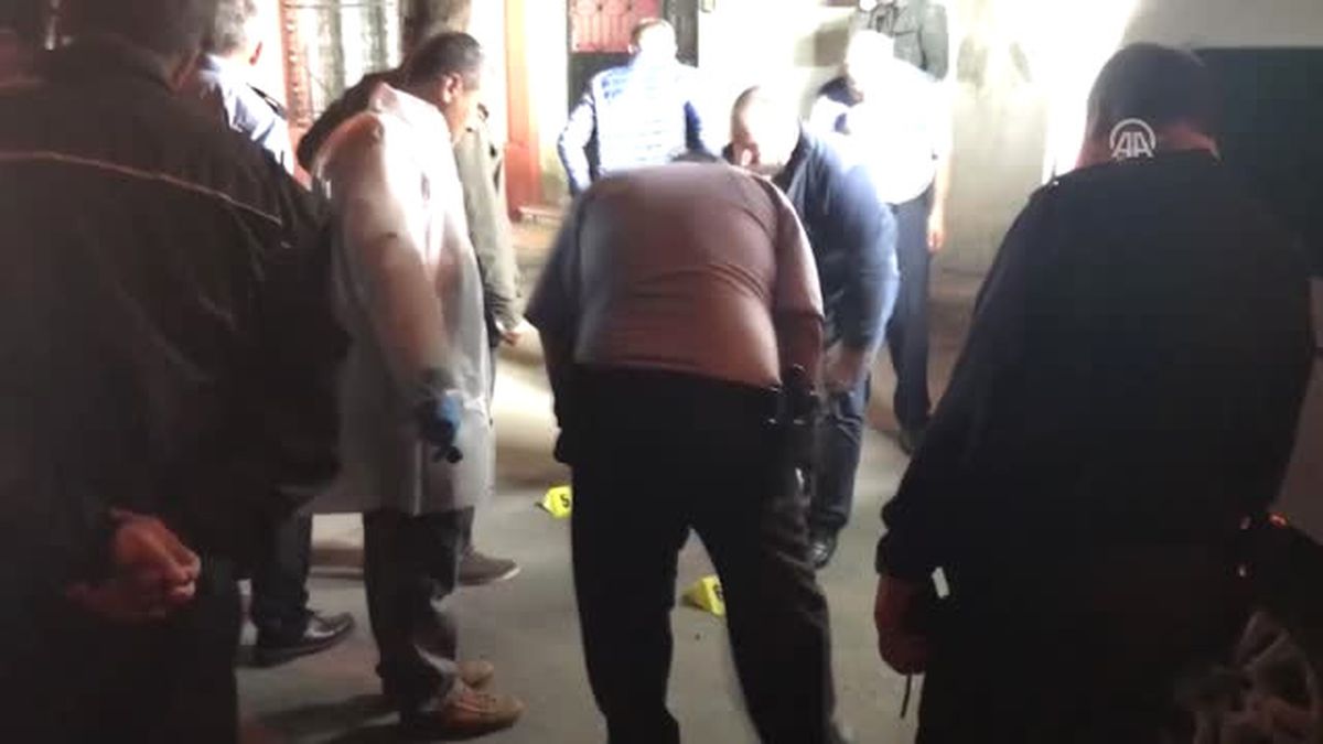 Şüpheliyi Yakalamaya Çalışan Polisin Silahı Yere Düşerek Ateş Aldı, Şüpheli Öldü!