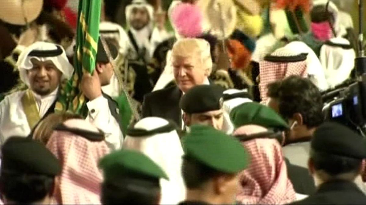 Trump'tan Kılıç Dansı