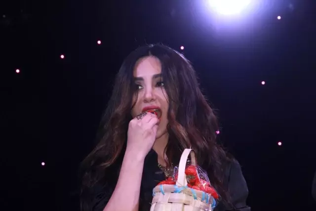 Ünlü Şarkıcı Betül Demir Kdz. Ereğli'de Çilek Güzeli Seçildi Ünlü Şarkıcı Betül Demir Kdz. Ereğli'de Çilek Güzeli Seçildi