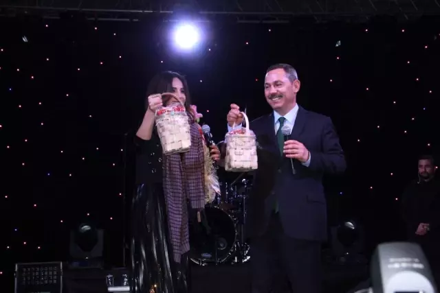 Ünlü Şarkıcı Betül Demir Kdz. Ereğli'de Çilek Güzeli Seçildi Ünlü Şarkıcı Betül Demir Kdz. Ereğli'de Çilek Güzeli Seçildi
