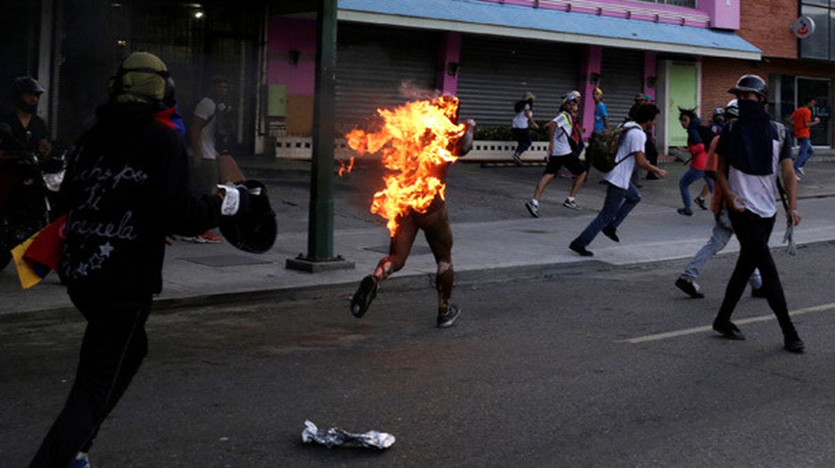 Venezuella'da Gösterici Diri Diri Yandı