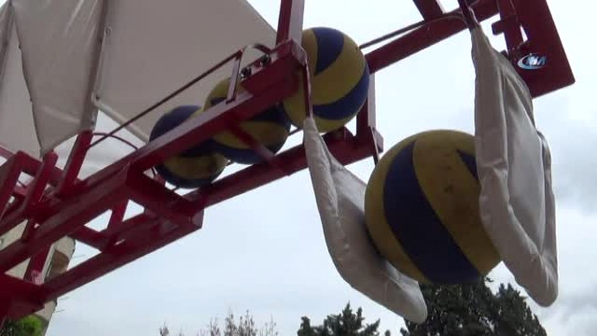 Beden Eğitimi Öğretmeninden Voleybol Smaç Makinesi