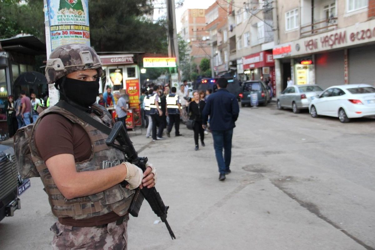 Diyarbakır'da 1400 Polisle Dev Operasyon