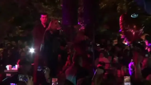 Fenerbahçe'nin Şampiyonluk Haberini Verdi, Alandakiler Coştu Fenerbahçe'nin Şampiyonluk Haberini Verdi, Alandakiler Coştu