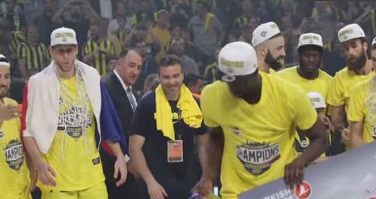 Fenerbahçeli Basketbolcu Ekpe Udoh Sevinirken Ödülünü Düşürdü