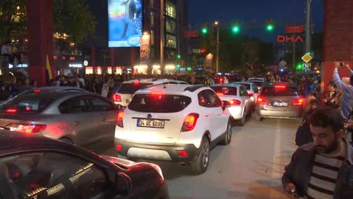 Fenerbahçeli Taraftarlar Bağdat Caddesi'nde Takımı Bekliyor
