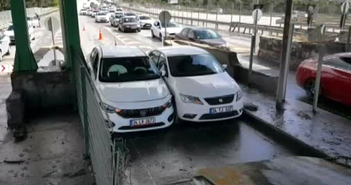 Gişeden Aynı Anda Geçmek İsteyen İki Aracın Sürücüsü Sıkışıp Kaldı