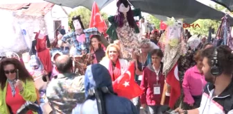 Izmir Urla'da Korkuluk Festivali Yapıldı