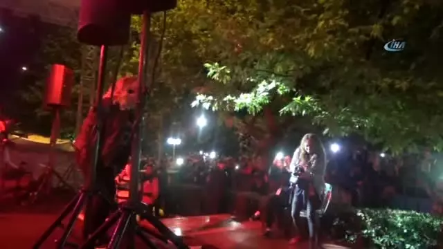 Kibariye Fenerbahçe'nin Şampiyonluk Haberini Verdi, Konsere Katılanlar Coştu Kibariye Fenerbahçe'nin Şampiyonluk Haberini Verdi, Konsere Katılanlar Coştu