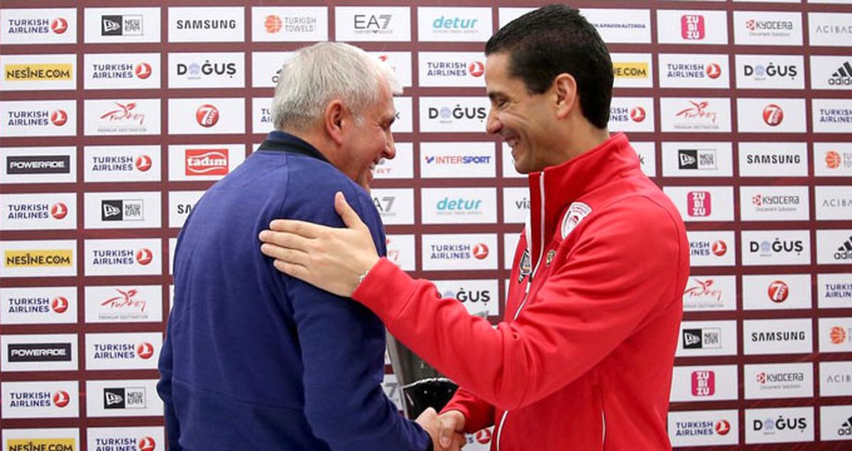 Olympiakos'un Koçu Yanlışlıkla Anadolu Efes'i Tebrik Etti