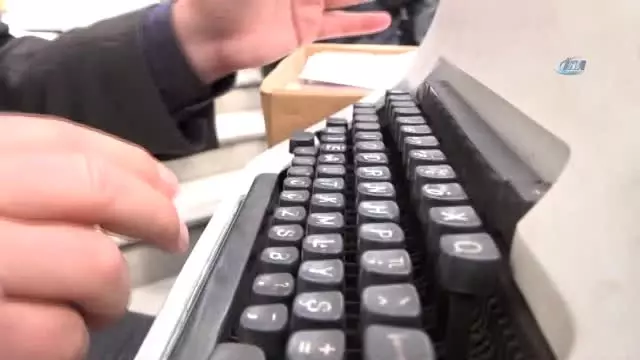 Postane Önünde 42 Yıldır Daktilosunun Sesleri Hiç Susmuyor Postane Önünde 42 Yıldır Daktilosunun Sesleri Hiç Susmuyor