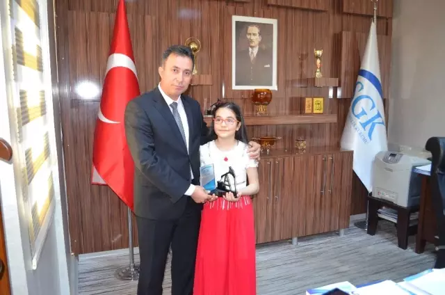 Anı Yarışmasında Dereceye Giren Öğrencilere Plaket Verildi Anı Yarışmasında Dereceye Giren Öğrencilere Plaket Verildi