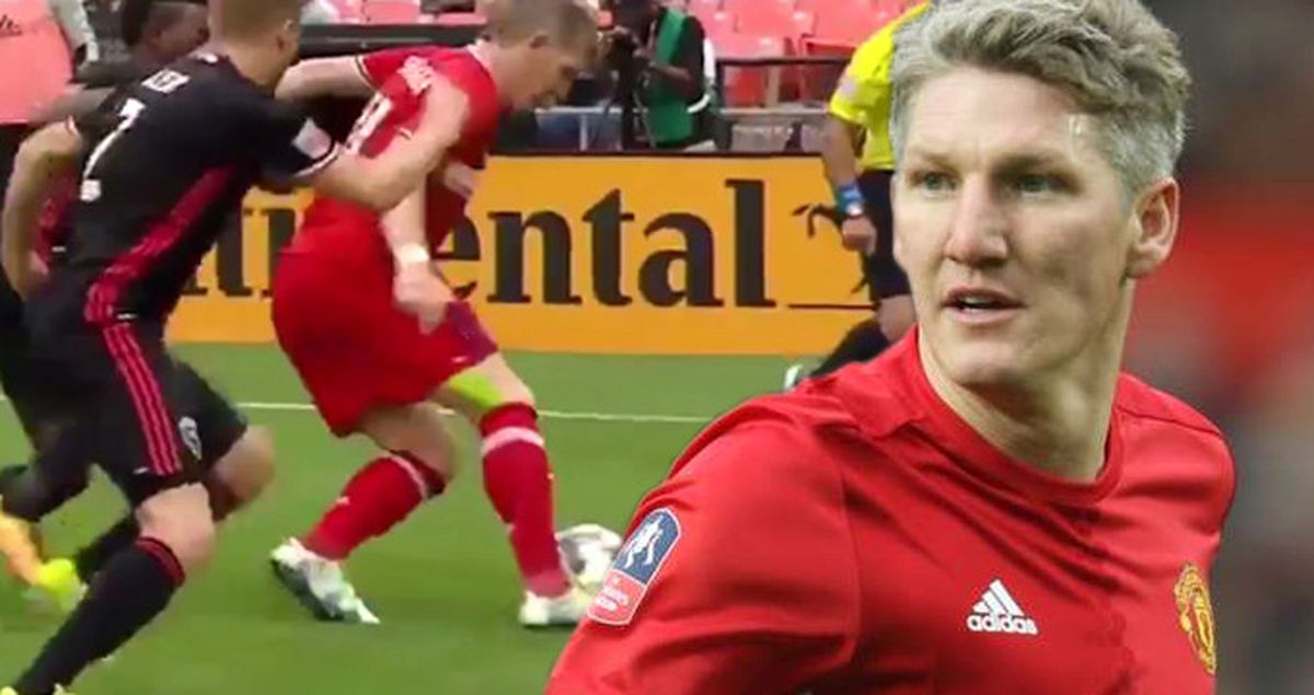 Ünlü Futbolcu Schweinsteiger, 3 Rakibini Rencide Etti