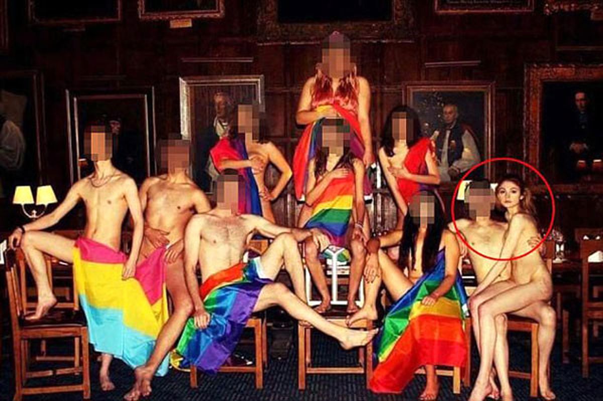 Sevgilisini Bıçakladıktan Sonra 'Çok Zeki' Diye Serbest Bırakılan Kızın, Çıplak Fotoğrafları Çıktı