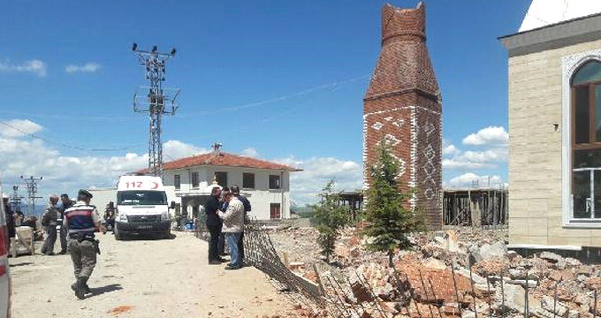 Ankara'da İşçiler Minareyi Yıkarken Altında Kaldı: 1 Ölü, 1 Yaralı