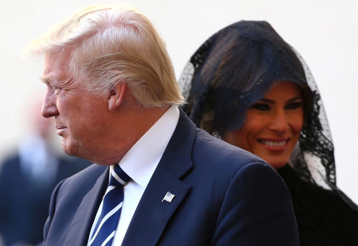Arabistan'da Başını Örtmeyen Melania Trump, Vatikan'da Kapandı