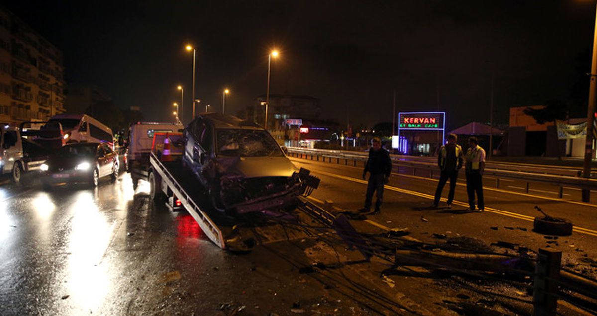 Bahçelievler'de Bir Araç Metrobüs Yoluna Daldı: 1 Yaralı