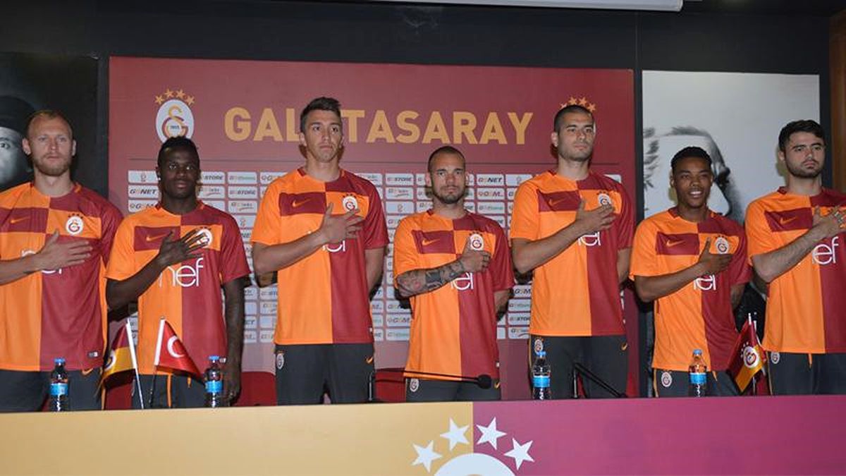 Galatasaray'ın Gelecek Sezon Giyeceği Parçalı Forma Tanıtıldı
