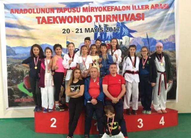 Taekwondo Tunuvasından Madalyalarla Döndüler