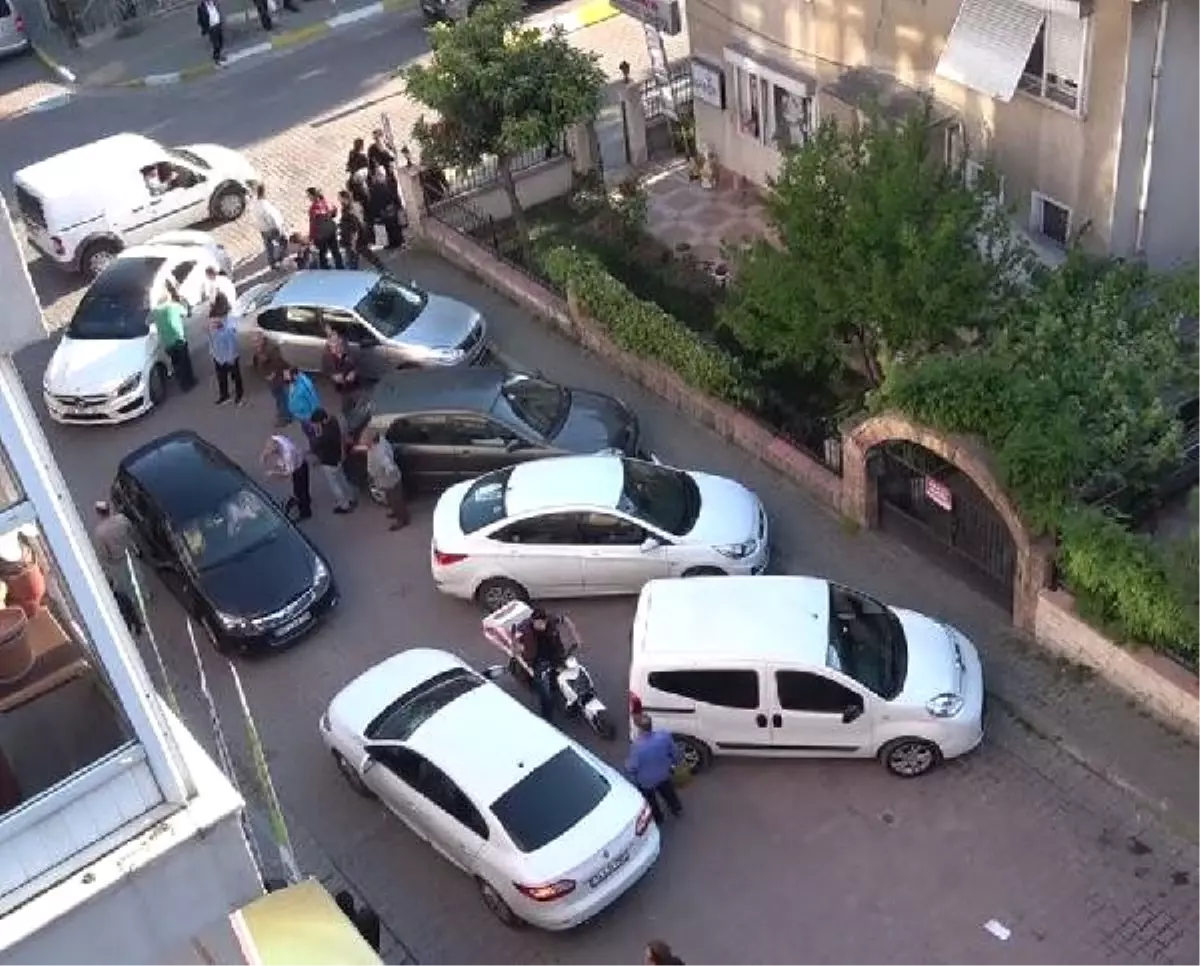 Ters Yönde İlerledi, Karşısına Araç Çıkınca Kontağı Kapatıp Trafiği Kilitledi