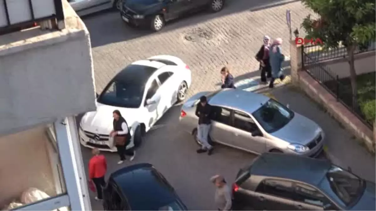 Ters Yönde Ilerledi, Karşısına Araç Çıkınca Kontağı Kapatıp Trafiği Kilitledi