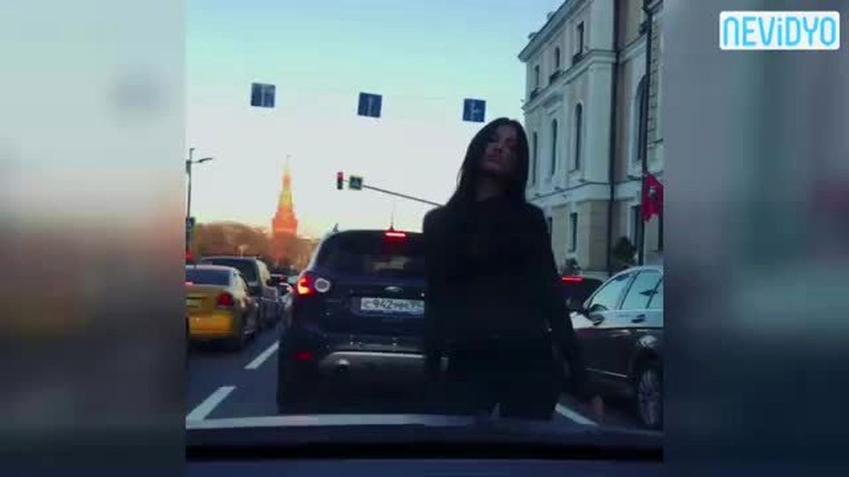 Trafikten Sıkılınca Aracın Önünde Dans Etmeye Başladı