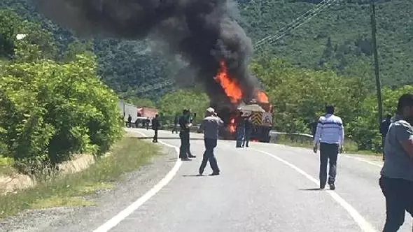 Artvin'de Kum Yüklü Kamyon Yandı