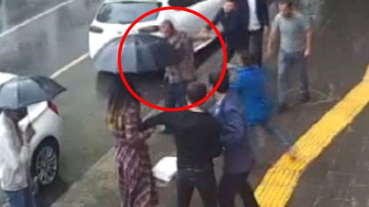 'Burada Böyle Yürüyemezsin' Diyen Çakma Kabadayı, Dayak Yiyince Kadına Saldırdı