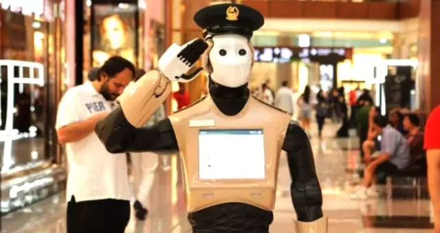 Dubai'de İlk Robot Polis Göreve Başlıyor