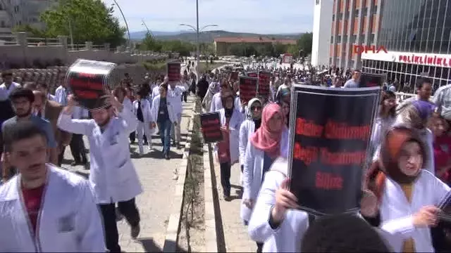 Elazığ Silahlı Saldırıda Hayatını Kaybeden Başhekim Gözyaşlarıyla Uğurlandı 2 Elazığ Silahlı Saldırıda Hayatını Kaybeden Başhekim Gözyaşlarıyla Uğurlandı 2