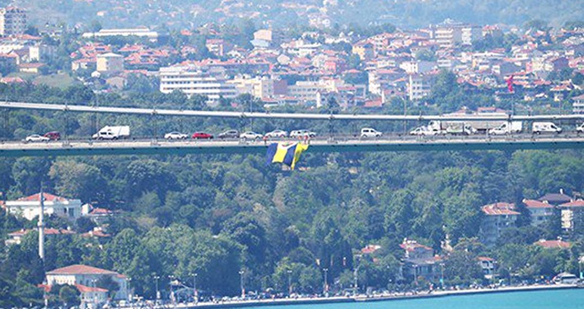 Euroleague Şampiyonu Fenerbahçe'nin Bayrakları Üç Köprüye de Asıldı