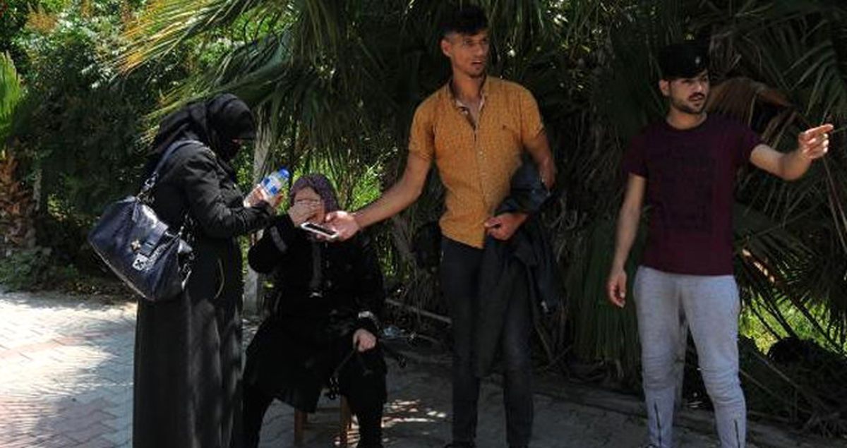 Kapkaça Uğrayan Suriyeli Kadın Kaldırıma Oturarak Uzun Süre Ağladı