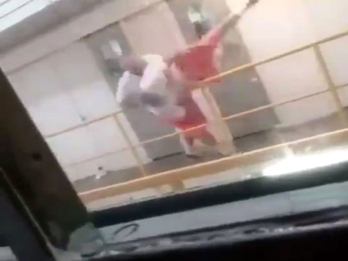 Kavga Ettiği Mahkumu Aşağı Attı