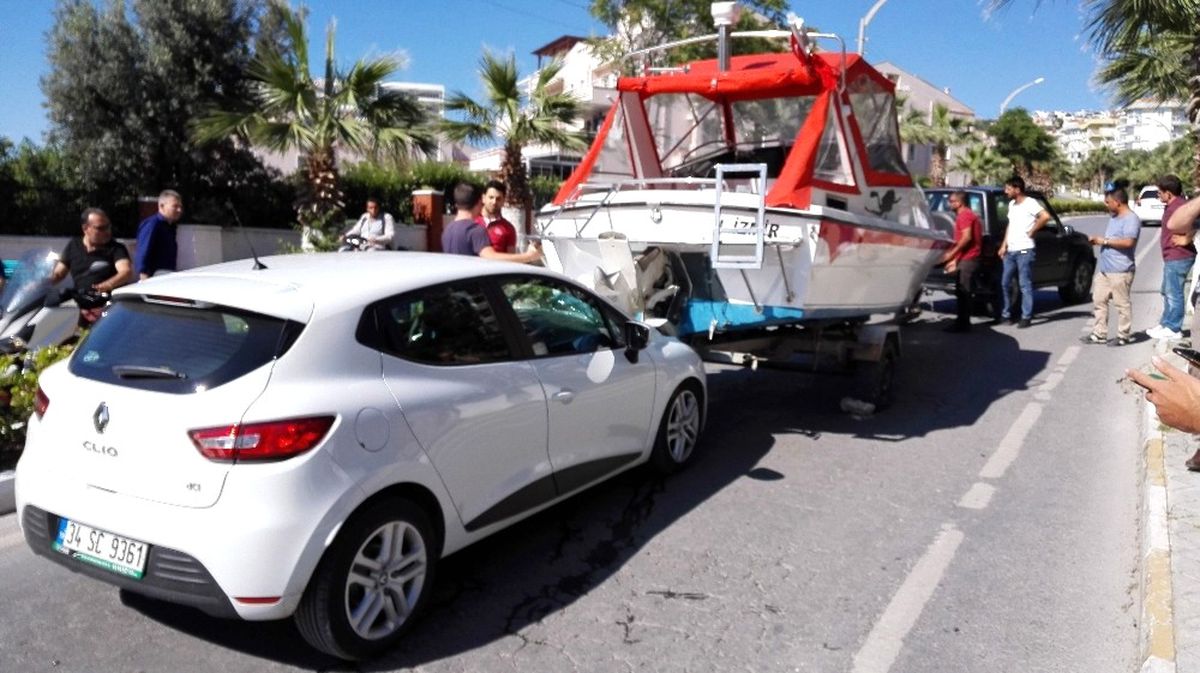 Kuşadası'da Hayrete Düşüren Kaza! Seyir Halindeki Otomobile Yat Çarptı