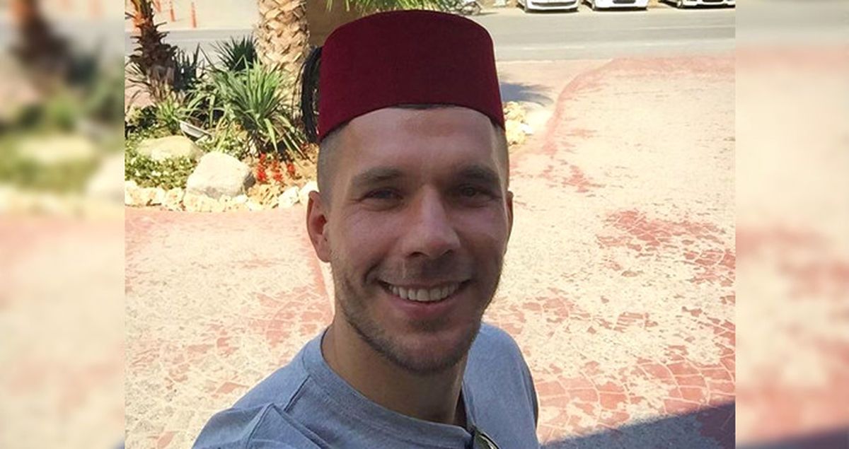 Lukas Podolski'den Güldüren Paylaşım: Fes Başıma Fes Başıma