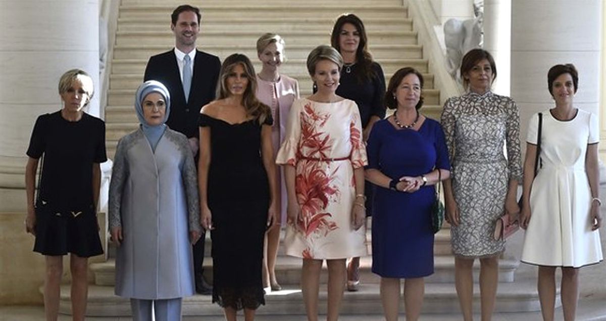 NATO Zirvesine Katılan Lider Eşlerinin Aile Fotoğrafındaki Tek Erkek!