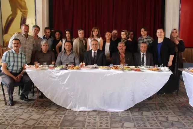 Öğrenciler Başkan Karaçoban'ı Kahvaltıda Ağırladı Öğrenciler Başkan Karaçoban'ı Kahvaltıda Ağırladı
