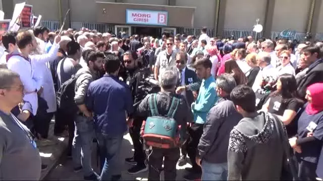 Saldırıda Hayatını Kaybeden Başhekim Son Yolculuğuna Uğurlanıyor Saldırıda Hayatını Kaybeden Başhekim Son Yolculuğuna Uğurlanıyor