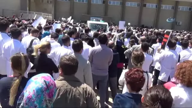 Saldırıda Hayatını Kaybeden Başhekim Son Yolculuğuna Uğurlanıyor Saldırıda Hayatını Kaybeden Başhekim Son Yolculuğuna Uğurlanıyor