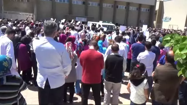 Saldırıda Hayatını Kaybeden Başhekim Son Yolculuğuna Uğurlanıyor Saldırıda Hayatını Kaybeden Başhekim Son Yolculuğuna Uğurlanıyor
