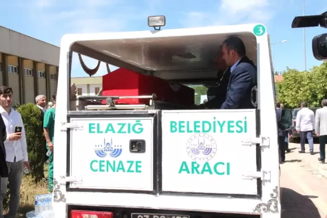 Silahlı Saldırıda Hayatını Kaybeden Başhekim Son Yolculuğuna Uğurlanıyor Silahlı Saldırıda Hayatını Kaybeden Başhekim Son Yolculuğuna Uğurlanıyor