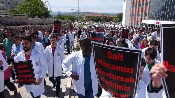 Silahlı Saldırıda Hayatını Kaybeden Başhekim Gözyaşlarıyla Uğurlandı Silahlı Saldırıda Hayatını Kaybeden Başhekim Gözyaşlarıyla Uğurlandı