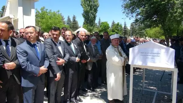 Silahlı Saldırıda Hayatını Kaybeden Başhekim Gözyaşlarıyla Uğurlandı (2) Silahlı Saldırıda Hayatını Kaybeden Başhekim Gözyaşlarıyla Uğurlandı (2)