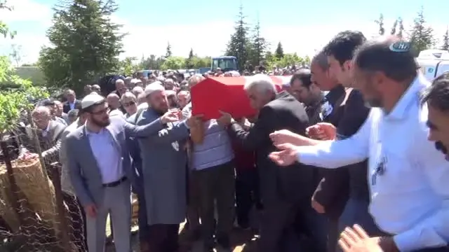 Silahlı Saldırıda Hayatını Kaybeden Başhekim Defnedildi Silahlı Saldırıda Hayatını Kaybeden Başhekim Defnedildi