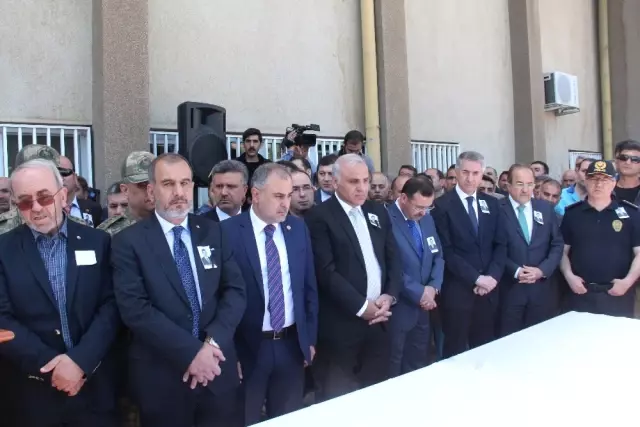 Silahlı Saldırıda Hayatını Kaybeden Başhekim Son Yolculuğuna Uğurlanıyor Silahlı Saldırıda Hayatını Kaybeden Başhekim Son Yolculuğuna Uğurlanıyor