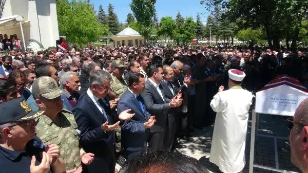 Silahlı Saldırıda Hayatını Kaybeden Başhekim Gözyaşlarıyla Uğurlandı (2) Silahlı Saldırıda Hayatını Kaybeden Başhekim Gözyaşlarıyla Uğurlandı (2)